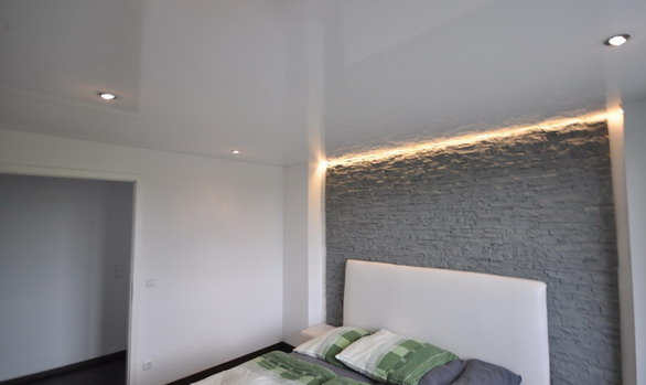 установленный натяжной потолок фото