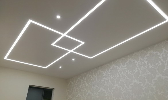 установленный натяжной потолок фото