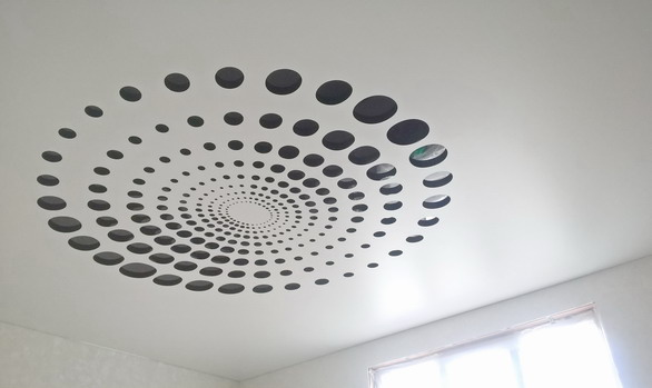установленный натяжной потолок фото
