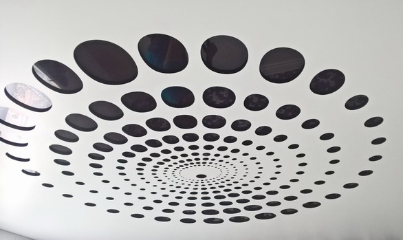 установленный натяжной потолок фото