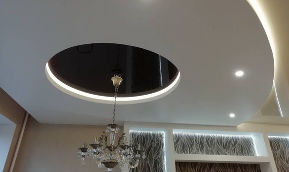 установленный натяжной потолок 1