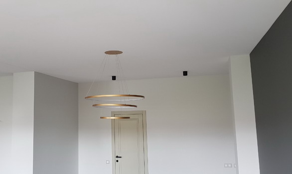 установленный натяжной потолок 2