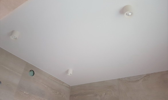 установленный натяжной потолок 5