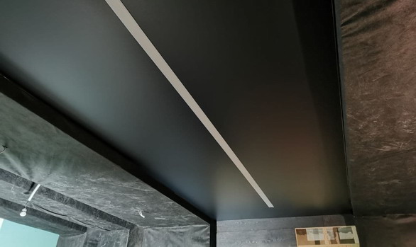 установленный натяжной потолок фото